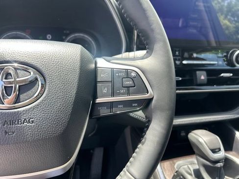 Used 2025 Toyota Highlander Limited AWD/4WD image 22