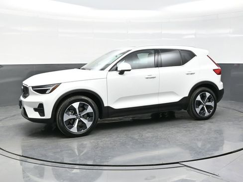 Used 2025 Volvo XC40 B5 Core AWD/4WD image 3