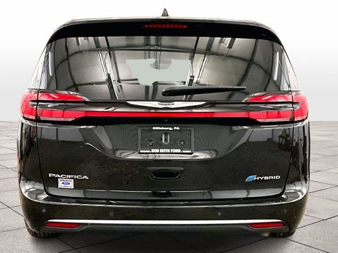 Used 2023 Chrysler Pacifica Touring-L image 4