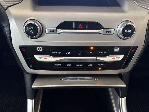 Used 2021 Ford Explorer XLT w/ Equipment Group 202A RWD image 26