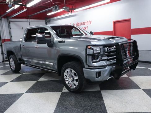 Used 2024 Chevrolet Silverado 2500 High Country w/ High Country Premium Package image 3