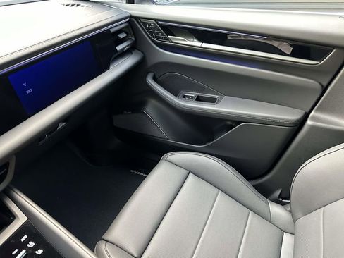 Used 2025 Porsche Macan 4S Electric AWD/4WD image 26
