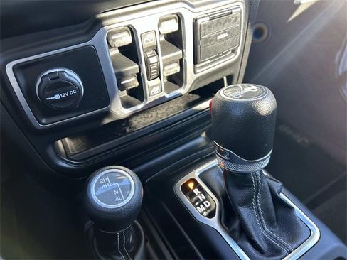 Used 2018 Jeep Wrangler Unlimited Sahara image 30