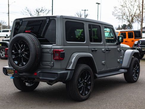 Used 2022 Jeep Wrangler Unlimited Sahara w/ Cold Weather Group image 10