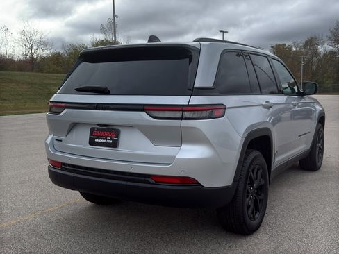 New 2025 Jeep Grand Cherokee Altitude w/ Trailer Tow Package AWD/4WD image 5