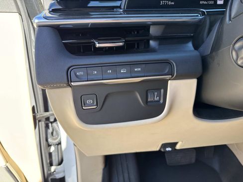 Used 2024 Cadillac Escalade Premium Luxury image 32