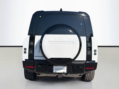 New 2026 Land Rover Defender 130 X-Dynamic SE image 4