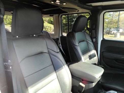 Used 2019 Jeep Wrangler Unlimited Sahara AWD/4WD image 18