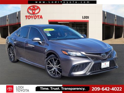 Used 2022 Toyota Camry SE image 1