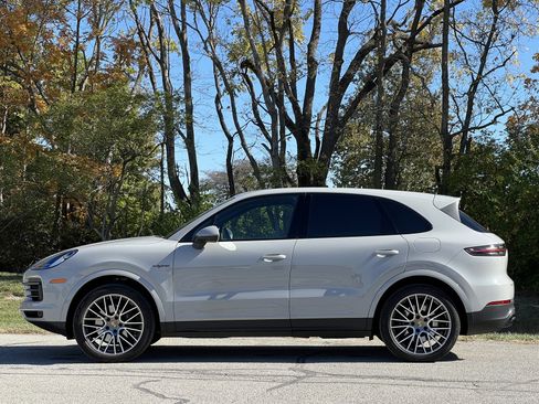 Certified 2022 Porsche Cayenne Platinum Edition image 2