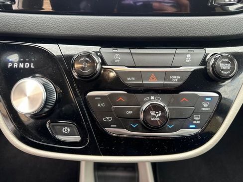 Used 2024 Chrysler Voyager LX image 32