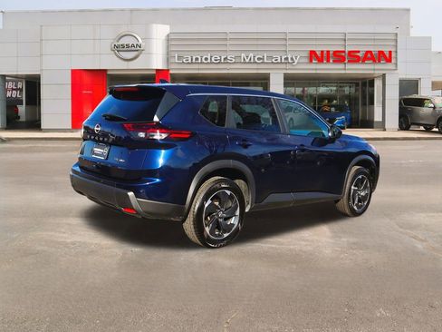 Used 2024 Nissan Rogue SV image 3