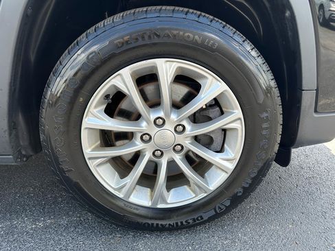 Used 2019 Jeep Cherokee Latitude w/ Popular Appearance Group AWD/4WD image 11