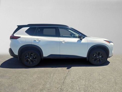 Used 2023 Nissan Rogue SV w/ SV Premium B Package FWD image 2