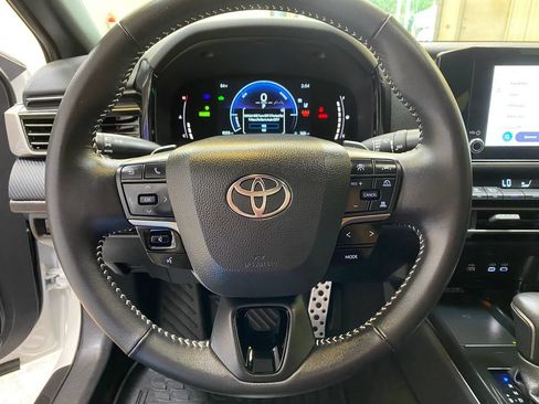 Used 2025 Toyota Camry SE w/ Convenience Package FWD image 30