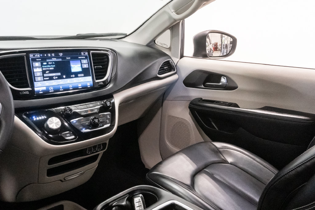 Used 2023 Chrysler Pacifica Touring-L FWD image 11