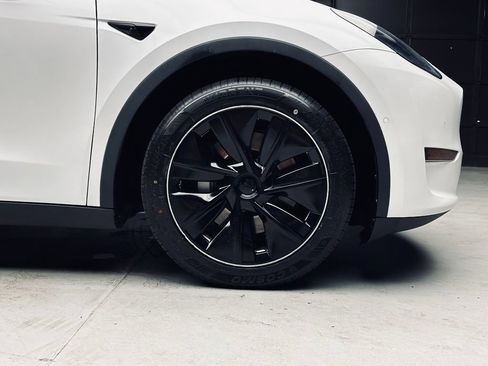 Used 2021 Tesla Model Y Long Range AWD/4WD image 38