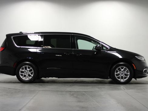 Used 2023 Chrysler Pacifica Touring-L FWD image 3