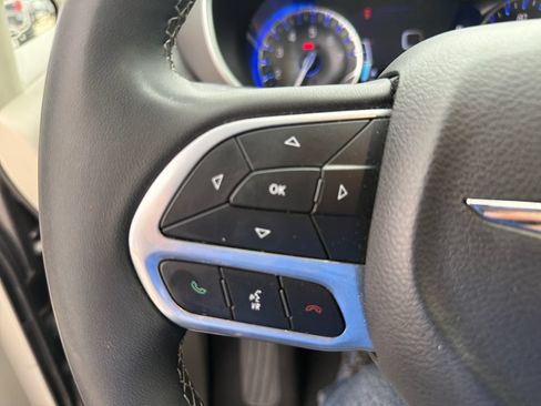 Used 2023 Chrysler Pacifica Touring-L FWD image 15