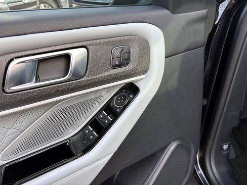 Used 2025 Ford Explorer Platinum w/ Ultimate Package image 10