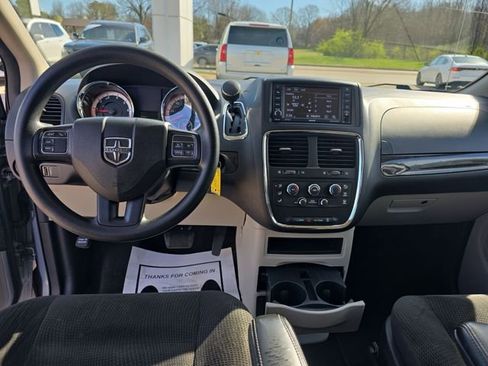 Used 2018 Dodge Grand Caravan SE w/ UConnect Hands-Free Group image 11