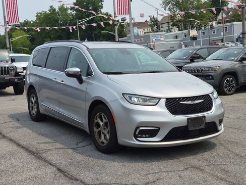 Used 2023 Chrysler Pacifica Limited FWD image 4
