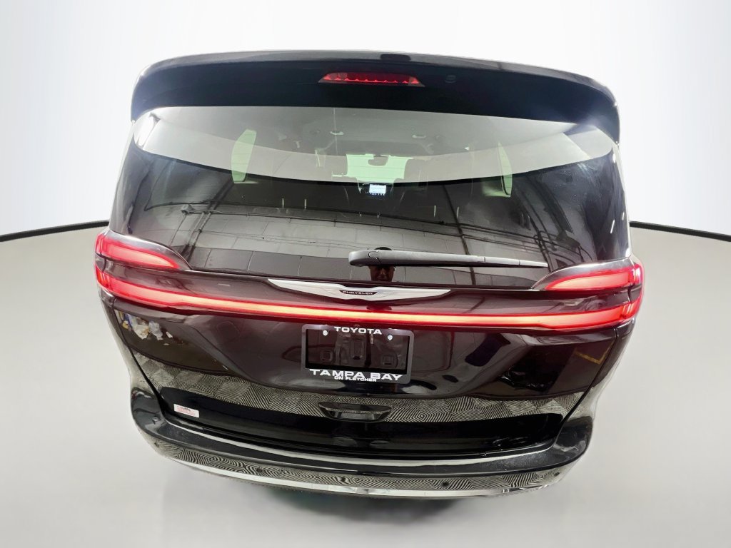 Used 2024 Chrysler Pacifica Touring-L FWD image 4