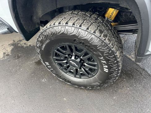 Used 2024 Chevrolet Silverado 2500 ZR2 w/ Technology Package image 33