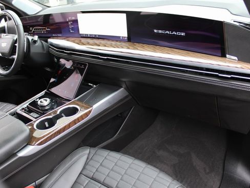 Used 2025 Cadillac Escalade ESV Sport Platinum w/ LPO, ONYX Package image 31