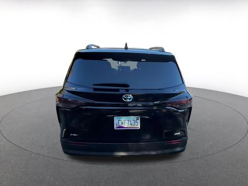 Used 2025 Toyota Sienna XLE image 11