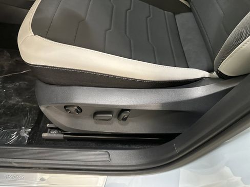 New 2026 Volkswagen Taos SE image 16