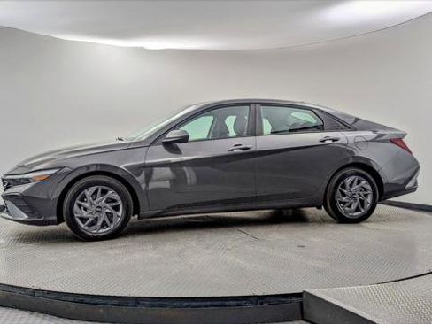 Used 2024 Hyundai Elantra SEL image 3