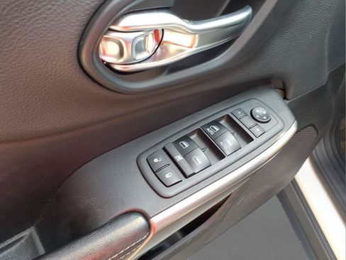 Used 2019 Jeep Cherokee Latitude Plus w/ Comfort/Convenience Group AWD/4WD image 20