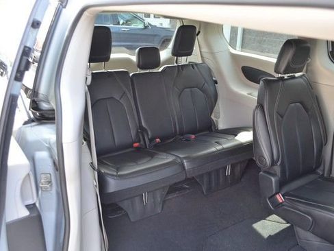 Used 2024 Chrysler Pacifica Touring-L image 33