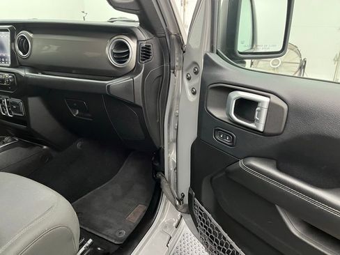 Used 2018 Jeep Wrangler Unlimited Sahara image 29