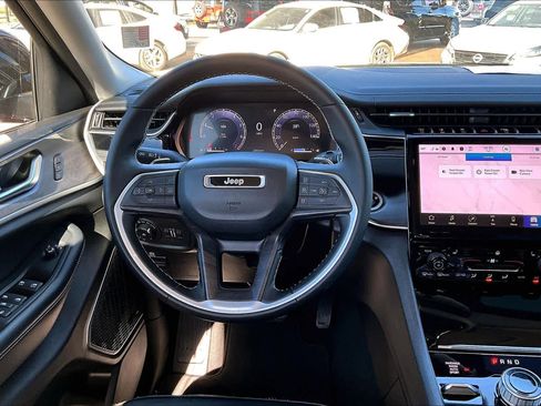 Used 2022 Jeep Grand Cherokee Limited image 7