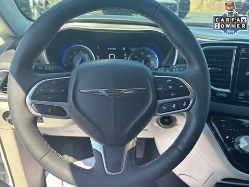 Used 2023 Chrysler Pacifica Touring-L FWD image 19