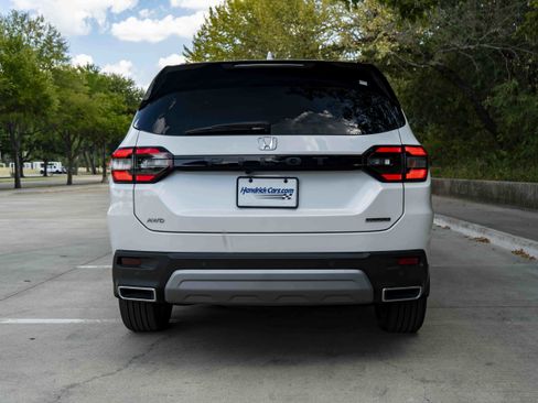 Used 2025 Honda Pilot Touring image 8