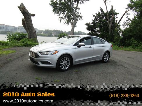 Used 2017 Ford Fusion SE FWD image 1