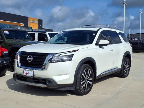 Used 2023 Nissan Pathfinder Platinum FWD image 3