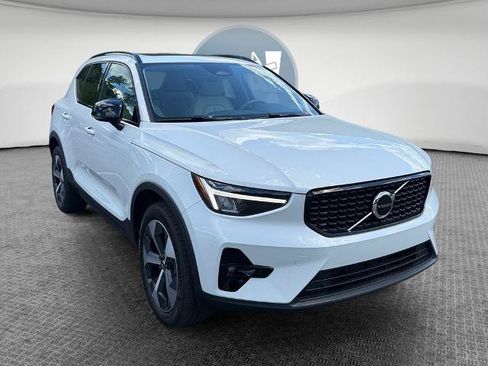 Used 2023 Volvo XC40 B5 Plus w/ Climate Package AWD/4WD image 1