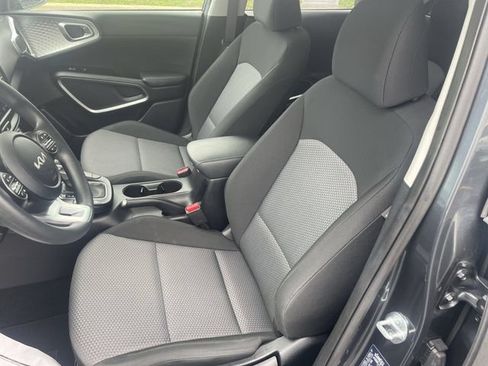 Used 2025 Kia Soul LX w/ LX Technology Package FWD image 17