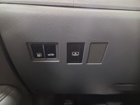 Used 2010 Toyota Avalon Limited image 25