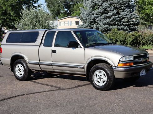 Used 2001 Chevrolet S10 Pickup LS w/ Preferred Equipment Group image 2