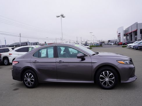 Used 2019 Toyota Camry LE image 4