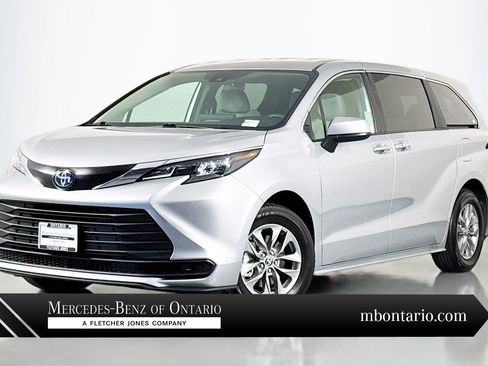Used 2025 Toyota Sienna LE image 1