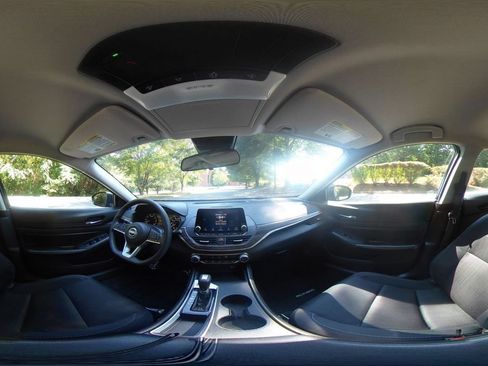 Used 2025 Nissan Altima 2.5 SV FWD image 37