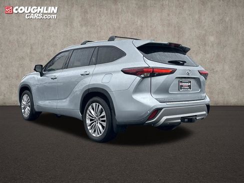 Used 2025 Toyota Highlander Platinum image 5
