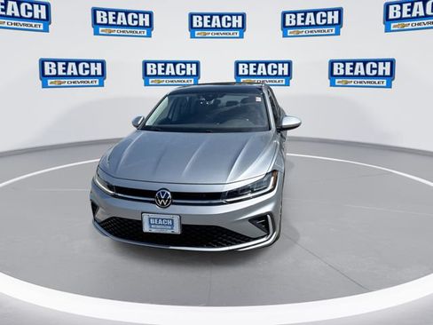 Used 2025 Volkswagen Jetta SE FWD image 3