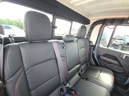 Used 2025 Jeep Gladiator Rubicon w/ Safety Group AWD/4WD image 15